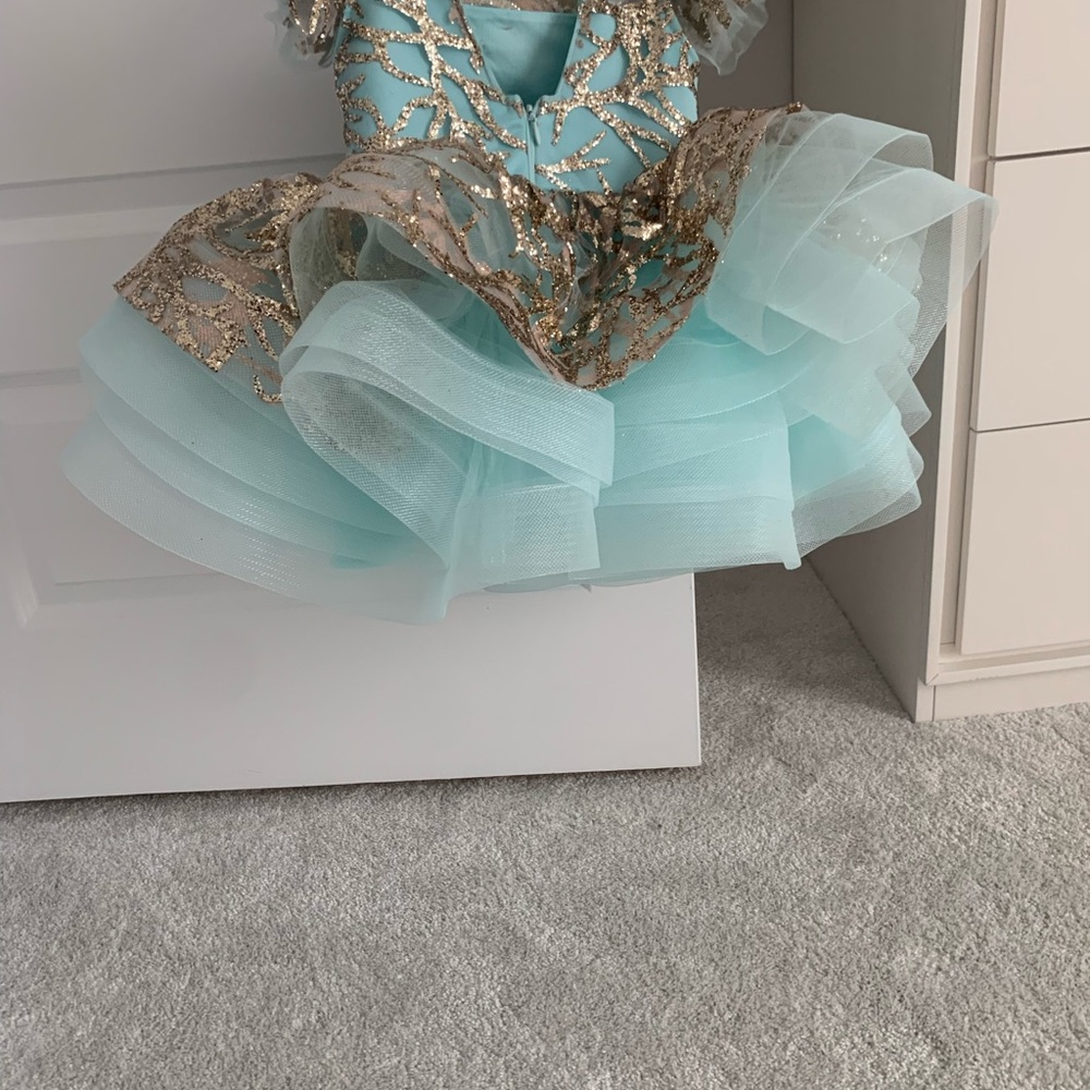 Size 24 months (2 years). New Ittybittytoes Casandra dress in mint.